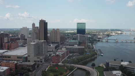 Toledo,-Ohio-skyline-and-Maumee-River-with-drone-video-moving-down