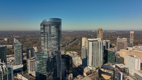 Atlanta-Aerial-v773-cinematic-pull-out-shot-capturing-upscale-neighborhood-of-buckhead-district,-reveals-beautiful-blue-sky-background-and-endless-horizon---Shot-with-Mavic-3-Cine---December-2021
