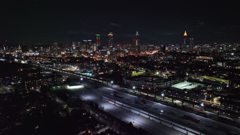 Atlanta-Aerial-V788-Establishing-Shot-Reverse-Flyover-Cabbagetown-Neighborhood,-Das-Beleuchtete-Nächtliche-Stadtansichten-Der-Modernen-Metropolregion-Einfängt-–-Aufgenommen-Mit-Mavic-3-Cine-–-Dezember-2021