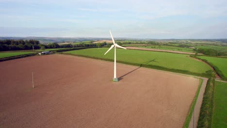 Windkraftanlage-Mit-Langem-Schatten-In-Devon-Feldern-Und-Auf-Dem-Land