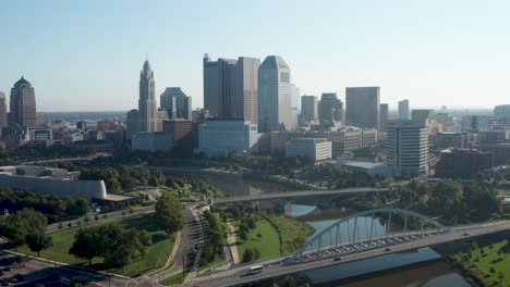 Columbus,-Ohio-Skyline-Mit-Brücken-Und-Fluss-Mit-Drohnenvideo,-Das-Sich-Vorwärts-Bewegt