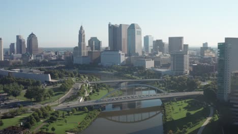 Columbus,-Ohio-Skyline-Mit-Brücken-Und-Fluss-Mit-Drohnenvideo,-Das-Sich-Von-Links-Nach-Rechts-Bewegt