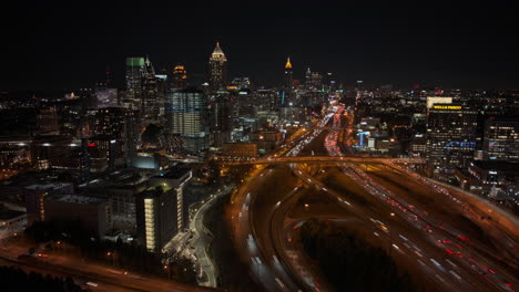 Atlanta-Aerial-V810-Nacht-Hyperlapse-Flyover-Midtown-Viertel,-Das-Verkehrswege-Auf-Der-Autobahn-Und-Das-Stadtbild-Der-Innenstadt-Mit-Glänzender-Gebäudehülle-Erfasst-–-Aufgenommen-Mit-Mavic-3-Cine-–-Dezember-2021
