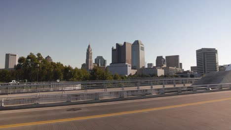 Columbus,-Ohio-Skyline-Mit-Brücke-Und-Kardanischem-Video,-Das-Seitwärts-Geht