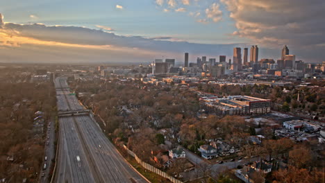 Atlanta-Aerial-V816-Hyperlapse-Flyover-Grant-Park-Entlang-Der-Autobahn,-Der-Verkehrswege-Und-Das-Stadtbild-Der-Innenstadt-Mit-Dynamischen-Wolken-Am-Himmel-Bei-Sonnenuntergang-Erfasst-–-Aufgenommen-Mit-Mavic-3-Cine-–-Dezember-2021