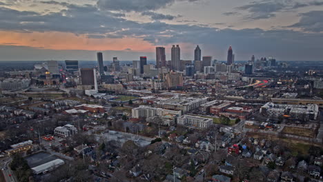 Atlanta-Aerial-V817-Cinematic-Panning-Hyperlapse-Aufnahme-Im-Grant-Park,-Die-Das-Stadtbild-Der-Innenstadt-Und-Dramatische-Wolkenbewegungen-Bei-Sonnenuntergang-Einfängt-–-Aufgenommen-Mit-Mavic-3-Cine-–-Dezember-2021