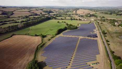 Toma-Aérea-De-Drones-De-Una-Gran-Granja-Solar-En-Devon,-Inglaterra