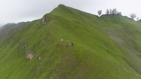 Grupo-De-Personas-Sentarse-En-La-Cima-De-La-Montaña-Verde-Disfrutar-De-La-Vista-De-La-Naturaleza,-El-Jarillo-Venezuela