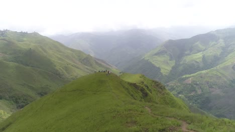 Enfoque-Aéreo-Gente-Escalador-Disfruta-De-La-Cima-De-Verdes-Montañas-Tropicales,-Jarillo-Venezuela