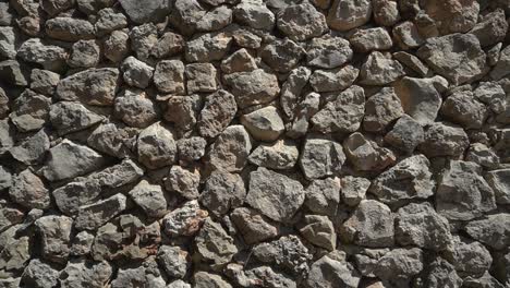 Linke-Pfanne---Grobe,-Unbearbeitete-Felswand-Mit-Sichtbarem-Beton-Zwischen-Den-Steinen