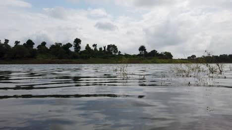 Nahaufnahme-Von-Ruhigen-Flussgewässern-Mit-Reflexion-Des-Bewölkten-Himmels-In-Indien