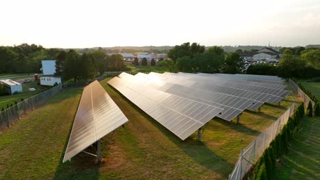 Solarstrom-Stromerzeugung-In-Den-Usa.-Luftaufnahme-Bei-Sonnenuntergang