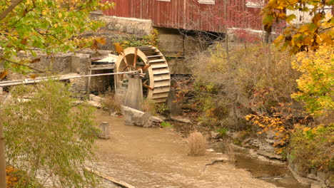 Wassermühle-Und-Wasserfall-Offenbaren-Sich-Mit-Wärmenden-Herbstfarben-Und-Fließendem-Fluss