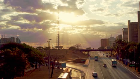 Sunset-sunbeams-shinning-through-the-clouds-during-the-evening-commute-in-Brasilia,-Brazil
