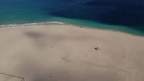 Fantastische-Luftaufnahme-Von-Morro-Jable-Beach-Mit-Intensiv-Blauem-Wasser