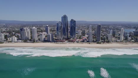 Vista-Aérea-De-Edificios-Y-Torres-Frente-A-La-Playa-En-El-Paraíso-De-Los-Surfistas,-Australia---Disparo-De-Drones