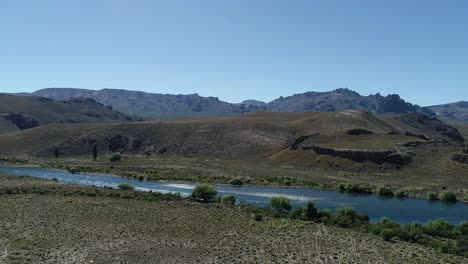 Fluss-Im-Norden-Patagoniens,-Umgeben-Von-Wüste-2