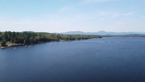 Drohnenaufnahmen-Aus-Der-Luft,-Die-über-Dem-Lovewell-Teich-In-Maine-Aufsteigen