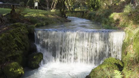 Flujo-De-Agua-De-Una-Cascada-Natural-En-St-Stephen,-Cornwall,-Inglaterra,-Reino-Unido