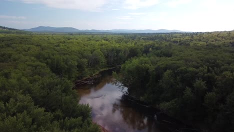 Imágenes-Aéreas-De-Drones-Sobre-Varias-Curvas-En-El-Río-Saco-En-Fryeburg,-Maine