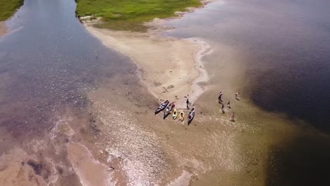 Imágenes-Aéreas-De-Drones-De-Kayakistas-En-Un-Banco-De-Arena-En-Lovewell-Pond-En-Maine