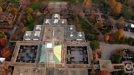 Glencoe,-Illinois,-USA:-Aerial-drone-shot-over-hotel-building-inside-Chicago-Botanic-Garden-during-evening-time