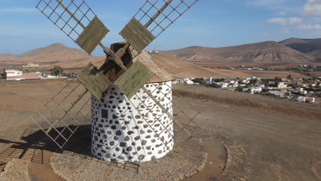 Toma-Aerea-De-Media-Distancia-Y-En-Circulo-Sobre-Un-Molino-De-Cereales-En-Fuerteventura,-Islas-Canarias