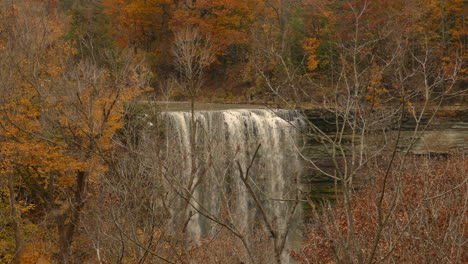 Montaña-De-Otoño-Con-Paisaje-De-Cascada