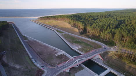 Vista-Aérea-Del-Nuevo-Y-Moderno-Vistula-Spit-Canal-Nowy-Swiat-En-Polonia