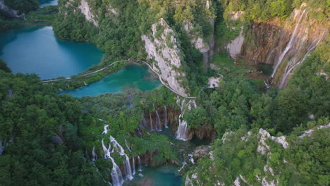 Toma-Aérea-Del-Parque-Nacional-Del-Lago-Plitvice-En-Croacia,-Europa-3