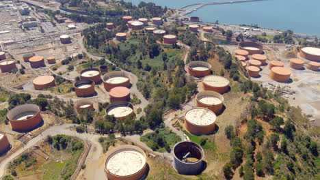 Luftaufnahme-über-Dutra-Materials-Raw-Construction-Manufacturing-Factory,-Oakland,-Kalifornien