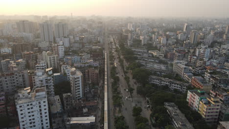 Morgens-Fährt-Der-Zug-Durch-Die-Stadt-Dhaka