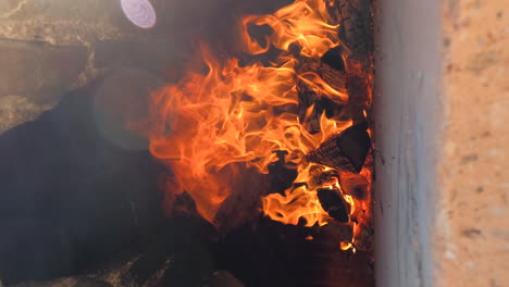 Toma-Vertical-De-4k-De-Un-Gran-Fuego-Caliente-Dentro-De-Un-Horno-De-Pizza-De-Ladrillo-Hecho-En-Casa