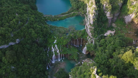 Toma-Aérea-Del-Parque-Nacional-Del-Lago-Plitvice-En-Croacia,-Europa-16
