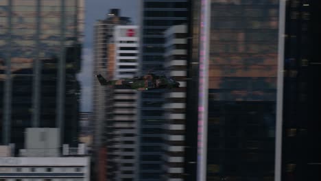 Hubschrauber-Der-Australischen-Armee-Fliegt-An-Brisbane-City-Vorbei