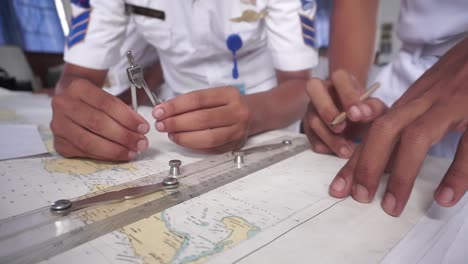 El-Estudiante-Estudia-La-Carta-De-Navegación-Del-Barco-Para-Construir-Una-Ruta-De-Navegación-1