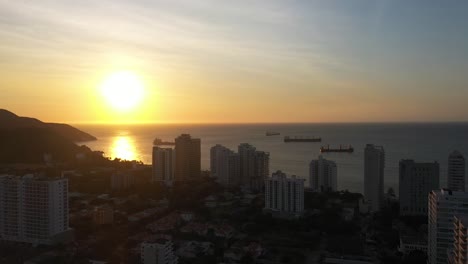 Blick-Auf-Den-Sonnenuntergang-Von-Stadtgebäuden-In-Der-Nähe-Des-Ozeans-In-Lateinamerika
