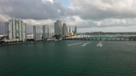 Schnellboote-Auf-Dem-Wasser-Im-Hafengebiet-Von-Miami-Mit-Gebäuden-Im-Hintergrund