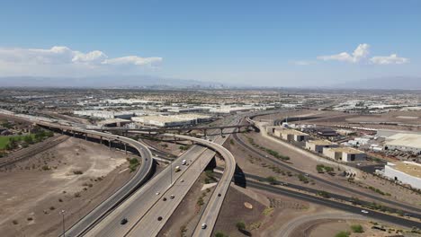 Intercambio-De-Autopista-Ocupada-De-Sobrevuelo-De-Drones-De-4k-En-Henderson-Nevada-Con-El-Horizonte-De-Las-Vegas-En-El-Fondo,-La-Interestatal-11-Y-La-Autopista-564