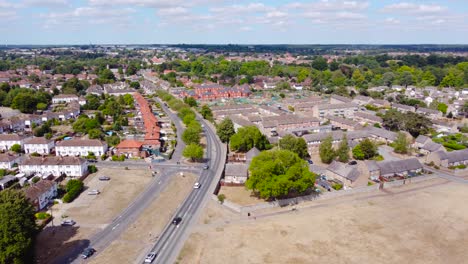 Luftaufnahmen,-Die-Nach-Rechts-Gleiten,-Zeigen-Fahrzeuge,-Die-Sich-Bewegen,-Und-Wohnsiedlungen-In-Norfolk,-England