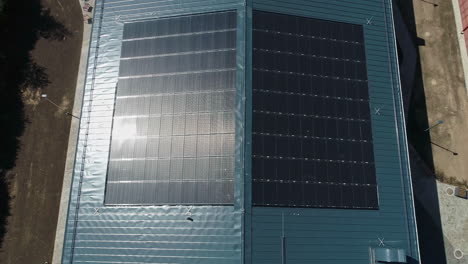 Dach-Eines-Modularen-Hauses-Mit-Installierten-Sonnenkollektoren