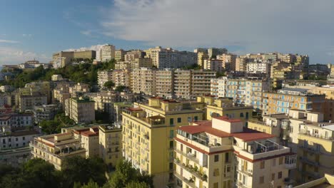 Vista-Aérea-Fija-De-Coloridos-Edificios-De-Apartamentos-En-Nápoles,-Italia