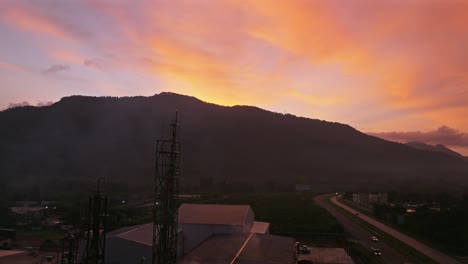 Industriebaustelle-Gegen-Malerischen-Sonnenuntergang-Entlang-Der-Straße-In-Villa-Altagracia,-Dominikanische-Republik