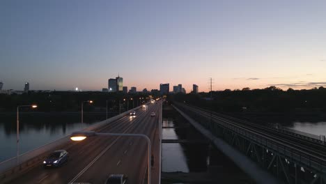 Vuelo-De-Drones-Hacia-Atrás-Sobre-El-Puente-Gdanski-Con-Tráfico-Ligero-Durante-El-Amanecer