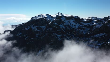 Drone-Disparó-Hacia-Atrás-Con-Nubes-Delgadas-Alrededor-De-La-Montaña-Pico-Ruivo-En-Madeira