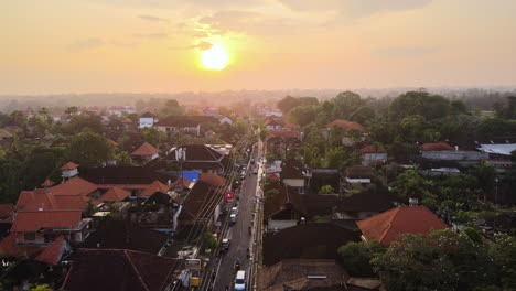 Luftaufnahme-Des-Malerischen-Stadtzentrums-Von-Ubud-In-Bali,-Indonesien-Bei-Sonnenuntergang