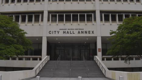 Establishing-shot-of-the-Houston-city-Hall-building