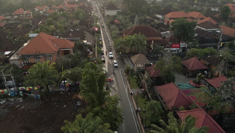 Vista-Aérea-De-Calles-Y-Casas-En-Ubud,-Bali,-Indonesia---Disparo-De-Drones