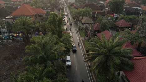 Ciudad-De-Ubud-Con-Vista-A-La-Calle-Y-Edificios-En-Bali,-Indonesia---Tiro-Con-Drones