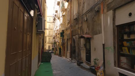 Panorámica-De-Una-Tranquila-Calle-Lateral-En-Nápoles,-Egipto